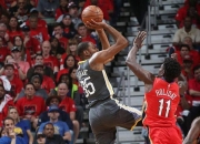 亚博体育-浓眉哥在塞尔维亚队比赛中势不可挡，突破纪录引发热议！的简单介绍