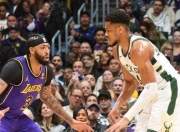 亚博-浓眉哥在雄鹿比赛中战术调整，大胜引发热议！的简单介绍