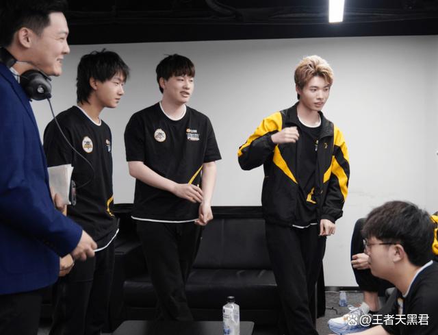 钱塘战狼队对阵漓江朱雀队,乒乓球热身赛火力全开,门将神扑救主——边路成突破口(2024年门球高手最新团体比赛视频全部) 钱塘战狼队对阵漓江朱雀队,乒乓球热身赛火力全开,门将神扑救主——边路成突破口(2024年门球高手最新团体比赛视频全部)