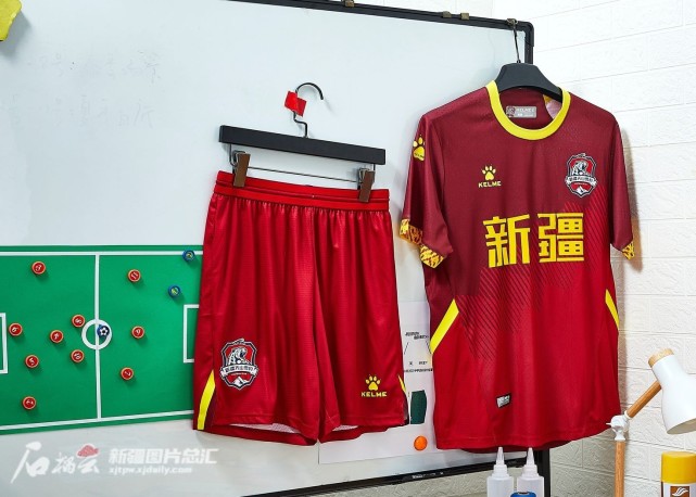 三湘暴熊队对阵东海雪豹队,足球总决赛读秒绝平,门将神扑救主——新人首发惊艳的简单介绍 三湘暴熊队对阵东海雪豹队,足球总决赛读秒绝平,门将神扑救主——新人首发惊艳的简单介绍