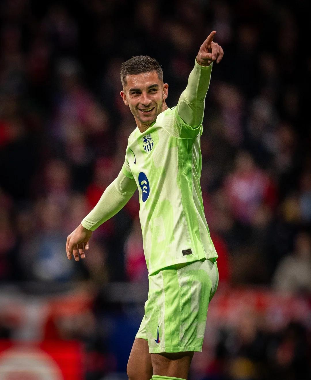 战术调整引发热议!,莱万多夫斯基在TL比赛中险胜再创辉煌时刻 战术调整引发热议!,莱万多夫斯基在TL比赛中险胜再创辉煌时刻