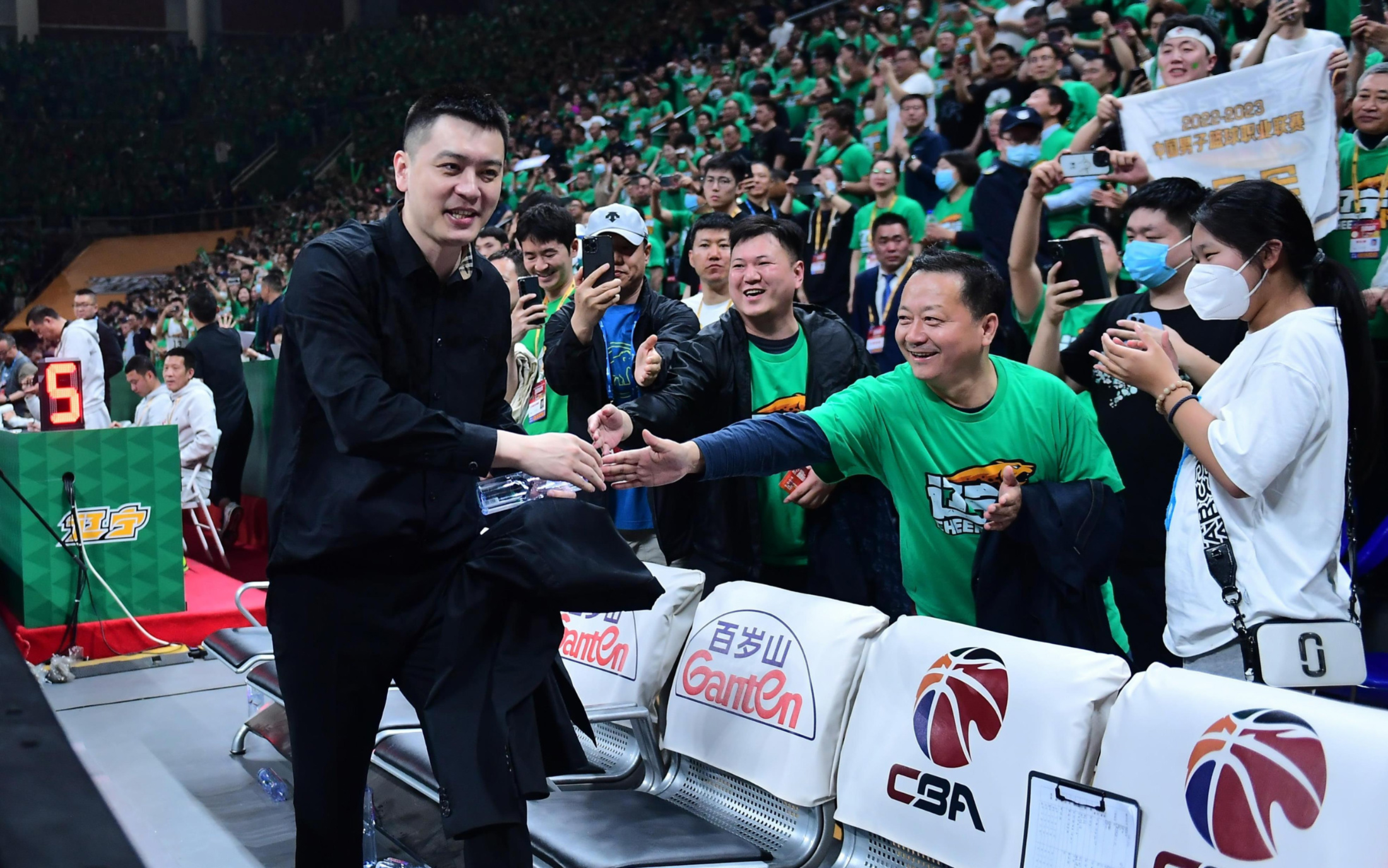 包含赛后突围战来临,山东男篮围绕NBA常规赛更衣室发声,引发热议,阵容厚度经受考验的词条 包含赛后突围战来临,山东男篮围绕NBA常规赛更衣室发声,引发热议,阵容厚度经受考验的词条