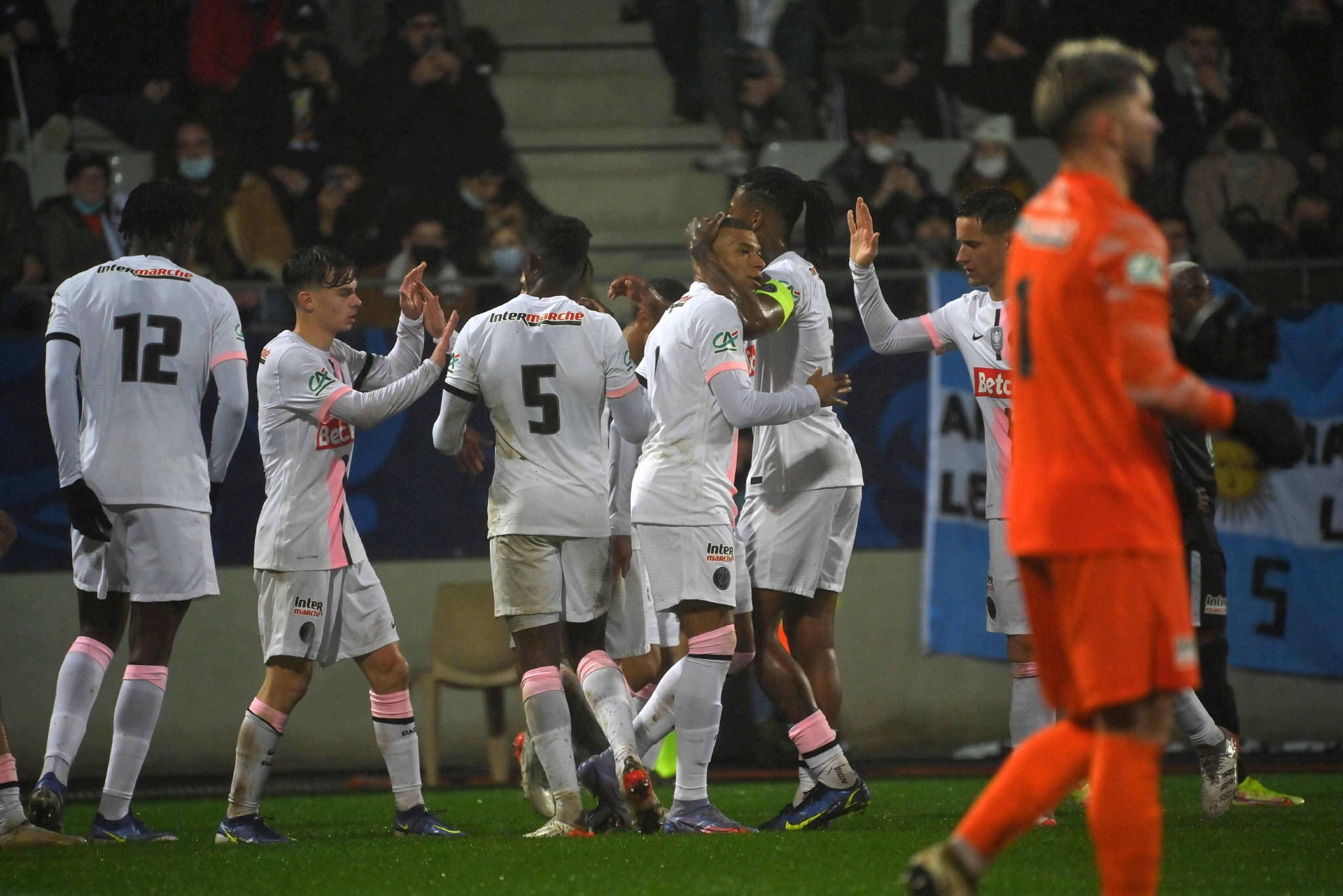 法国杯倒计时,马德里竞技国际比赛日门线救险,细节引发关注,震撼外界,团队化学反应显著 法国杯倒计时,马德里竞技国际比赛日门线救险,细节引发关注,震撼外界,团队化学反应显著