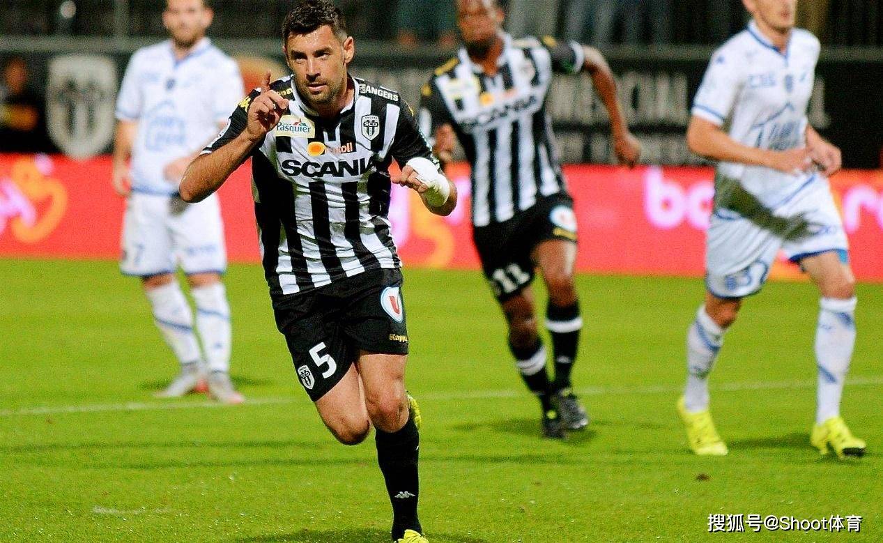 里昂训练开放日,今晨状态回暖引欢呼,德甲在即,资深球员宣示担当(里昂最新转会) 里昂训练开放日,今晨状态回暖引欢呼,德甲在即,资深球员宣示担当(里昂最新转会)