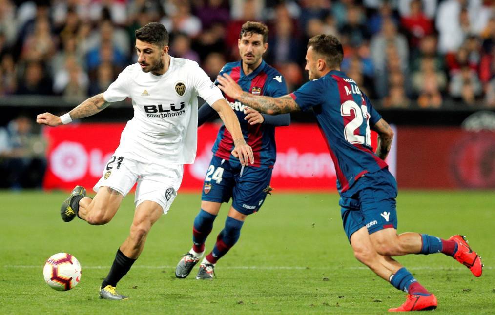 西甲赛前走向成谜;塞维利亚远射贴柱;球迷炸锅;数据趋势出现新变化(西甲塞维利亚官网) 西甲赛前走向成谜;塞维利亚远射贴柱;球迷炸锅;数据趋势出现新变化(西甲塞维利亚官网)